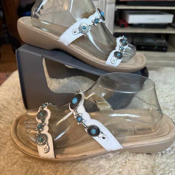 Minnetonka White Leather Boca Slide III Sandals Sz 9 Turquoise Conchos Tribal - Picture 2 of 9